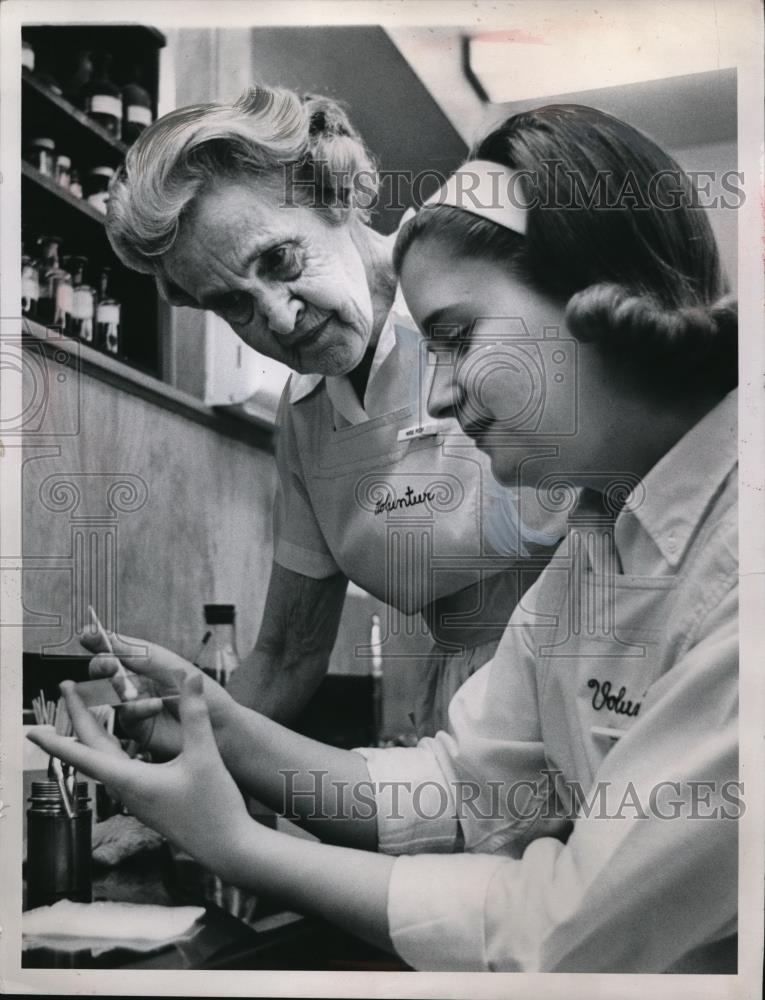 1964 Press Photo Jan Smith Volunteer at the Huron Road Hospita - Historic Images