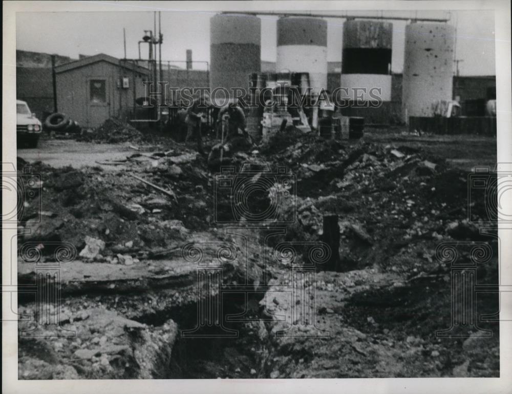 Press Photo Parking lot of US Refinery dug up for repairs - Historic Images