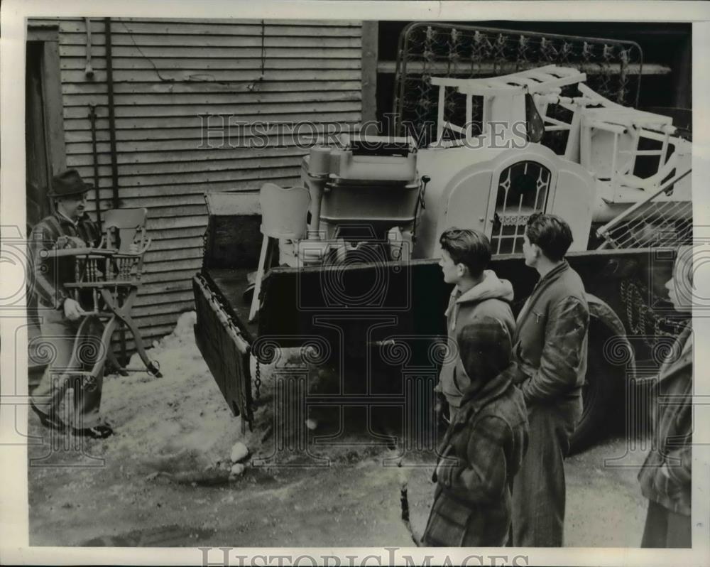 1940 Press Photo Furniture being loaded on a truck on Shenandoah, Pennsylvania - Historic Images