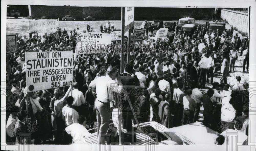 1968 Press Photo Crowd celebrates as Pope Paul VI celebrates open-air Mass - Historic Images