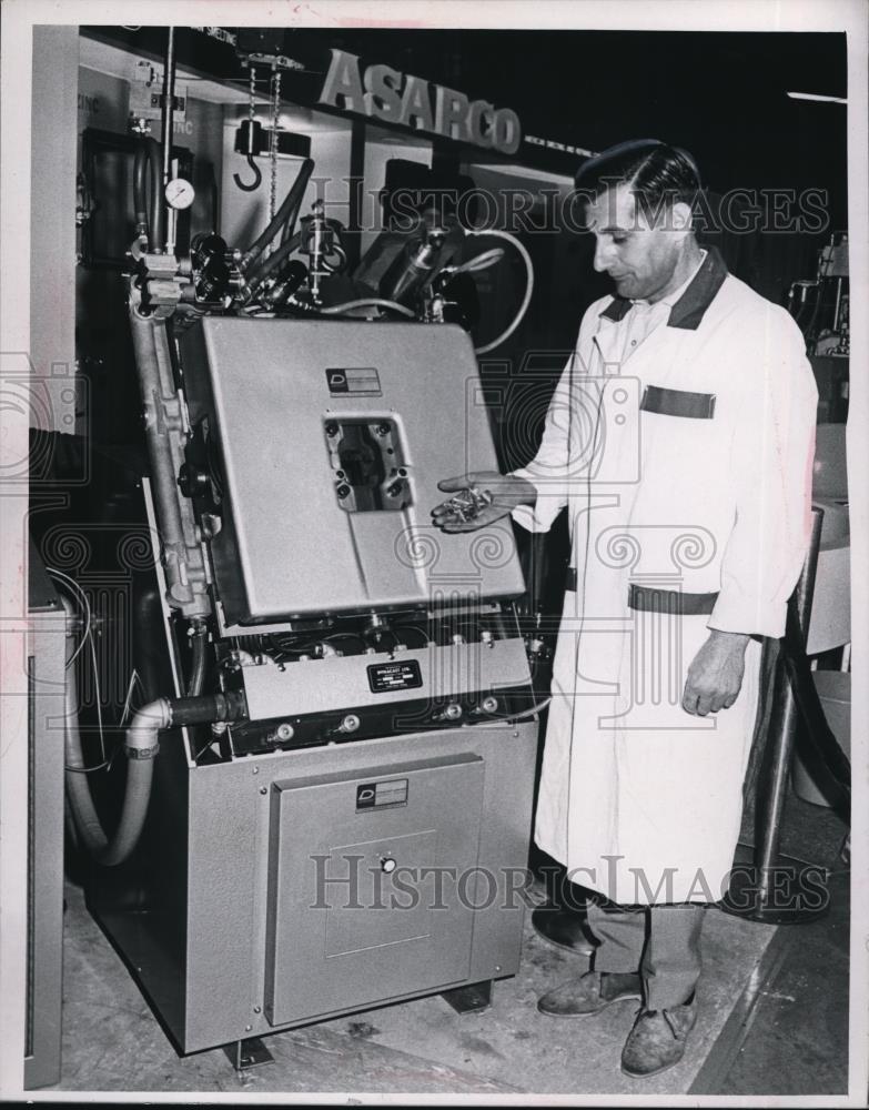 1966 Press Photo Dynacort Ltd Burton Griffiths and machinery - Historic Images