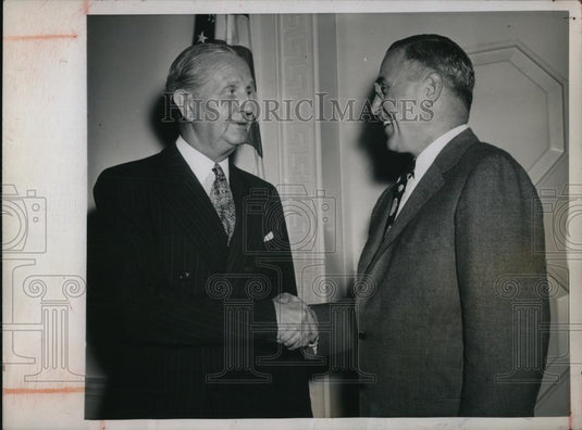 1945 Press Photo Wash DC John Collyer Rubber director & Rbt Wilson VP Goodyear - Historic Images