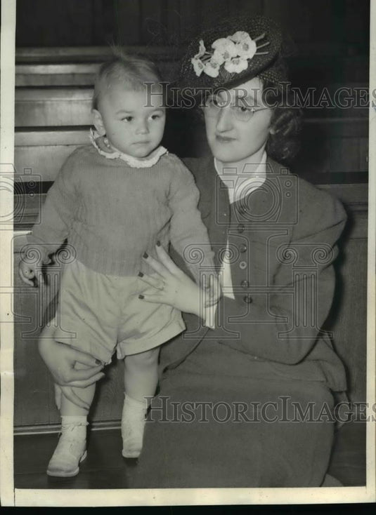 1941 Press Photo Mrs Elsie Emry & son Charles on separate maintenance suit - Historic Images