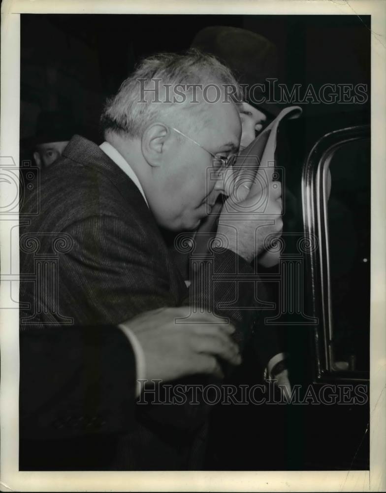 Salvatore Sabbatino being put in back of police car. - Historic Images