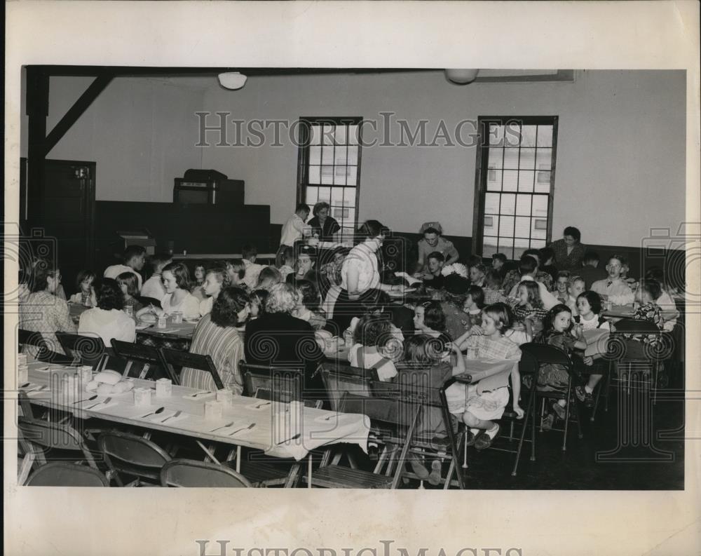 1950 Press Photo Eating dinner are 50 of the 130 children and adults who were - Historic Images