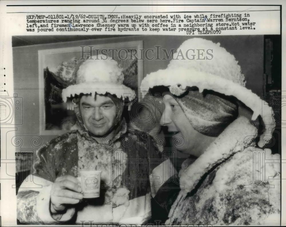 1962 Press Photo Duluth Minn Heavily encrusted in ice Fire Captain Warren - Historic Images