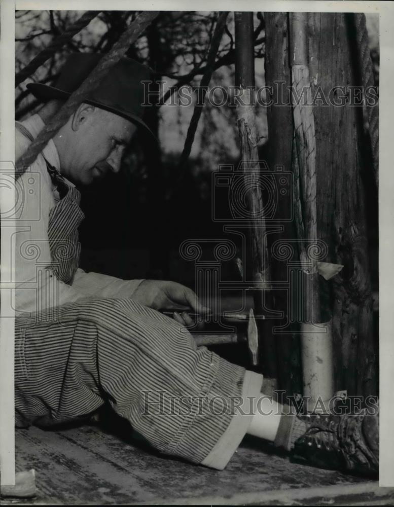 1947 Press Photo Leeds Mo Telephone cable splicing foreman J C Trusler works on - Historic Images