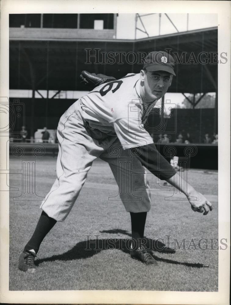 1945 Press Photo Leslie Mueller pitcher for Detroit Tigers - nes23615 - Historic Images