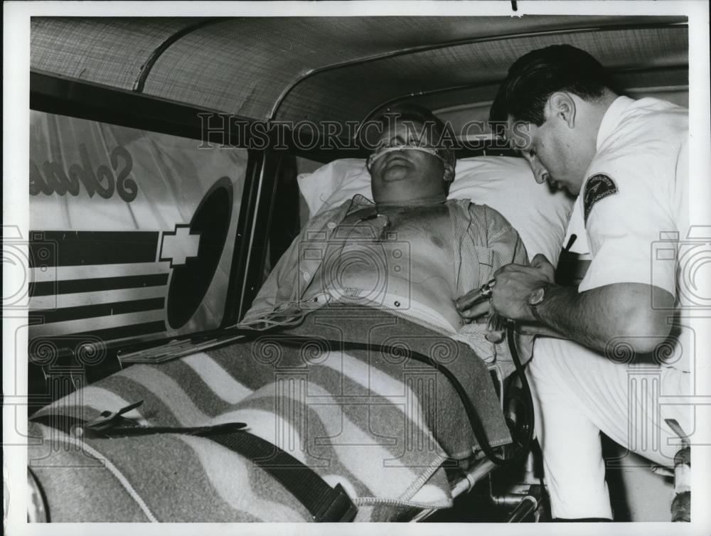 1968 Press Photo Ambulance attendant on patient's electrocardiogram measurements - Historic Images