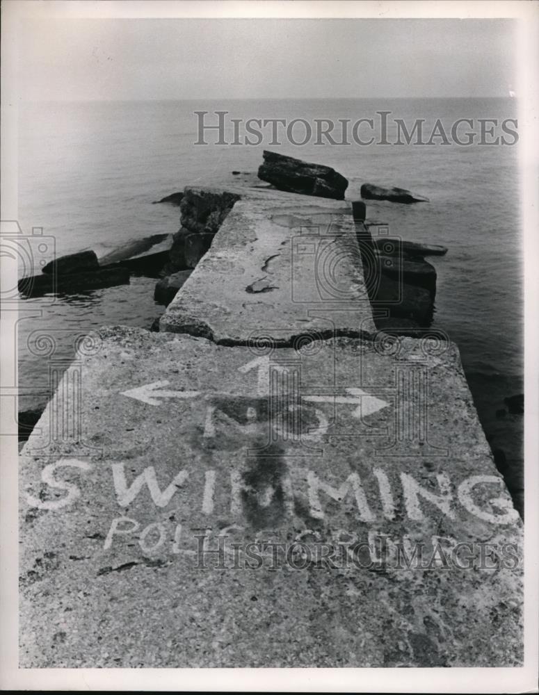 1962 Press Photo Rock Pier at Parking Beach - Historic Images