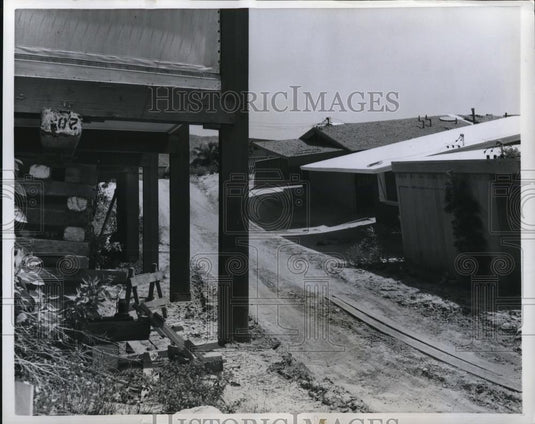 1958 Press Photo Timbers Keep Deserted Home From Collapsing - Historic Images
