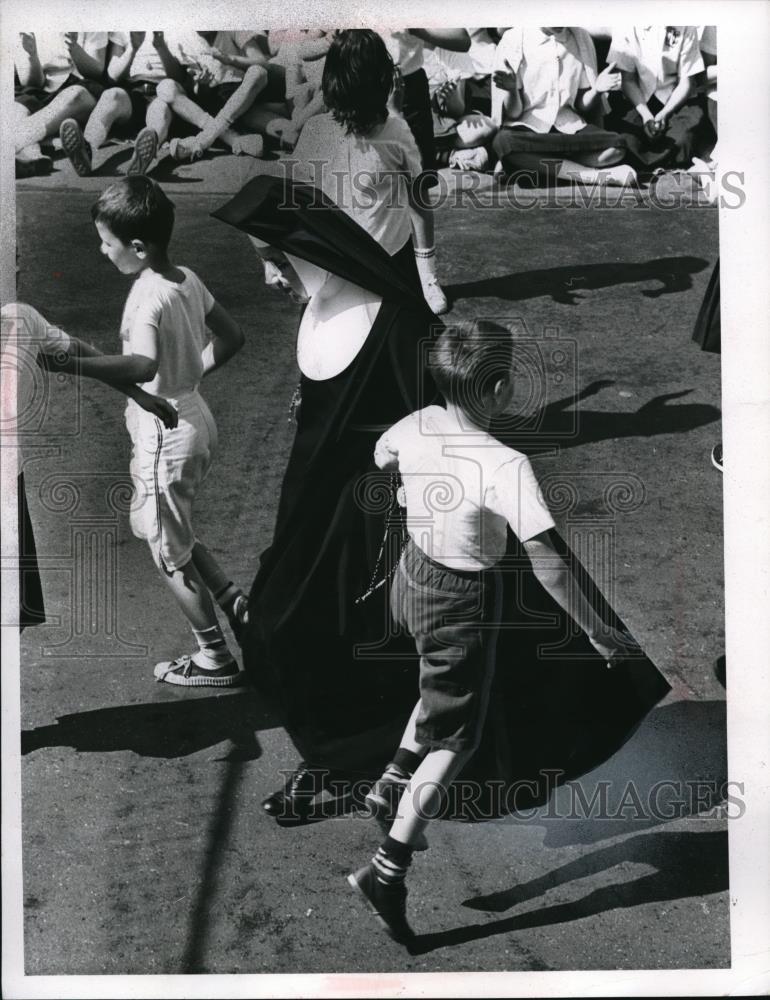 1964 Press Photo Sister Mary Vitelle at Transfiguration School 7446 Broadway - Historic Images