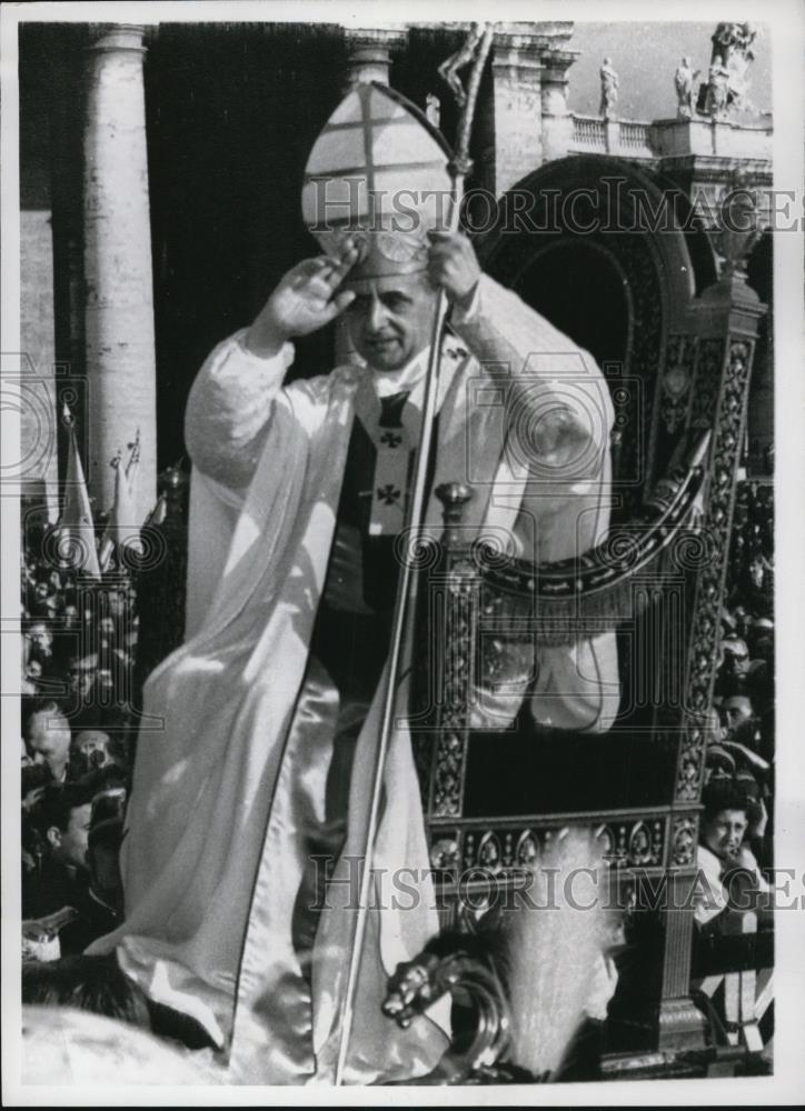 1965 Press Photo Pope Paul VI imparts apostolic blessing at St. Peter&#39;s Square - Historic Images