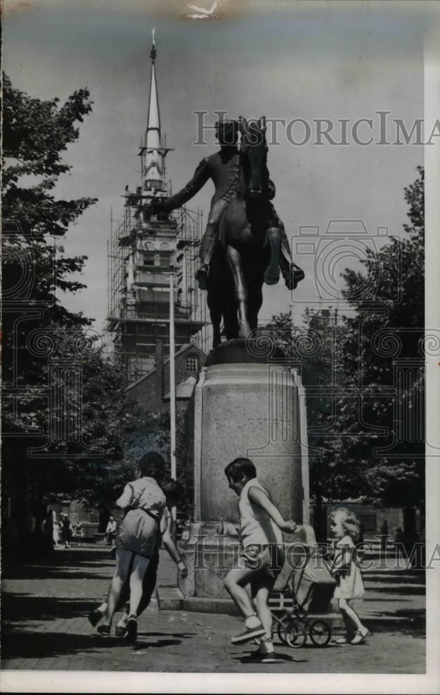 1955 Press Photo kids playing in Paul Revere Park, Boston near Old North Church - Historic Images