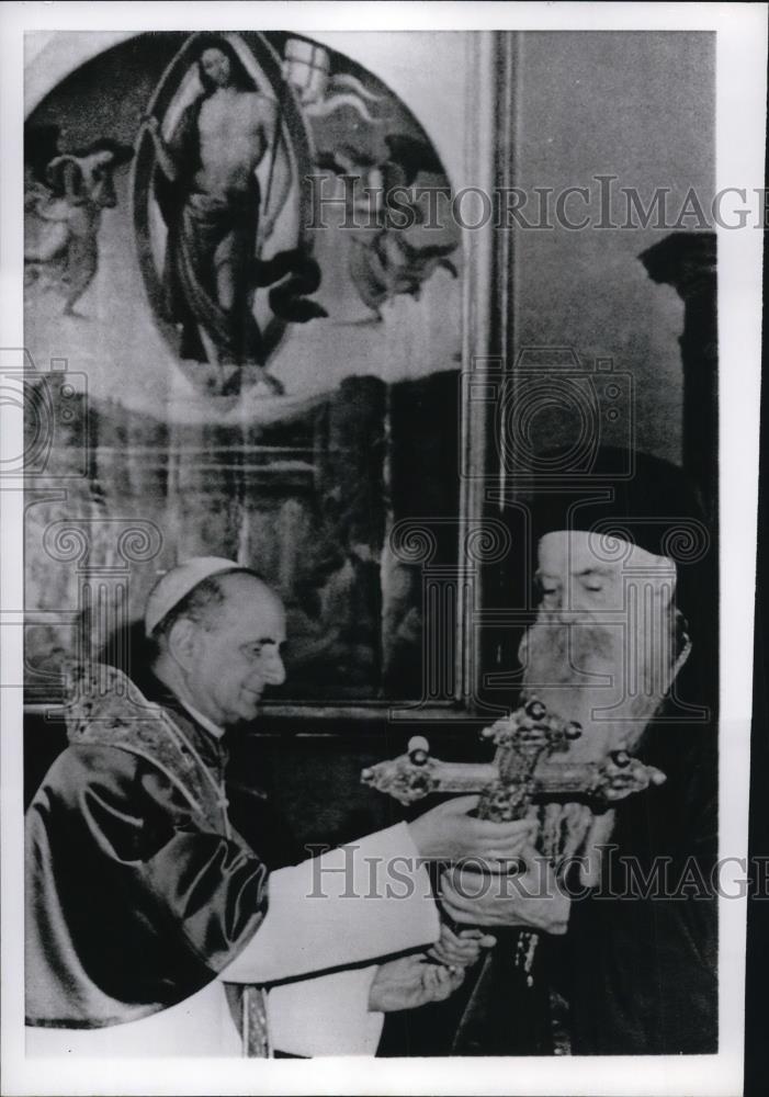 1967 Press Photo Pope Paul VI presents silver crucifix to Patriarch Athenagoras - Historic Images