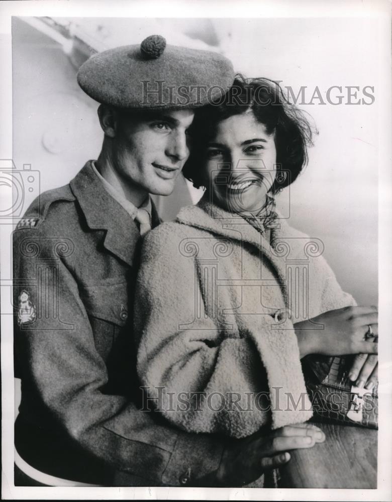 1954 Press Photo John Cooper Bandsman of Argyll and Sutherlanf with his bride. - Historic Images