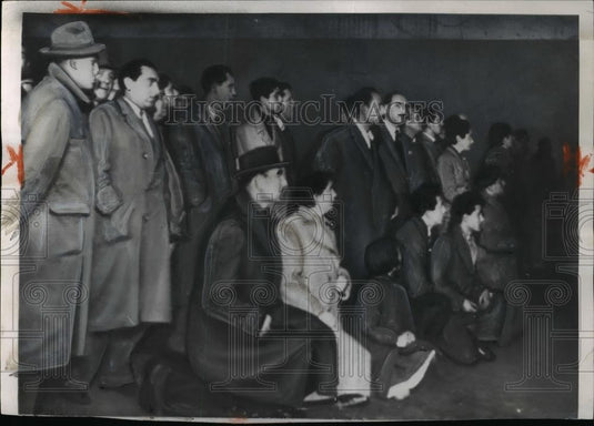 1954 Press Photo Romans Praying for Papal Recovery - Historic Images