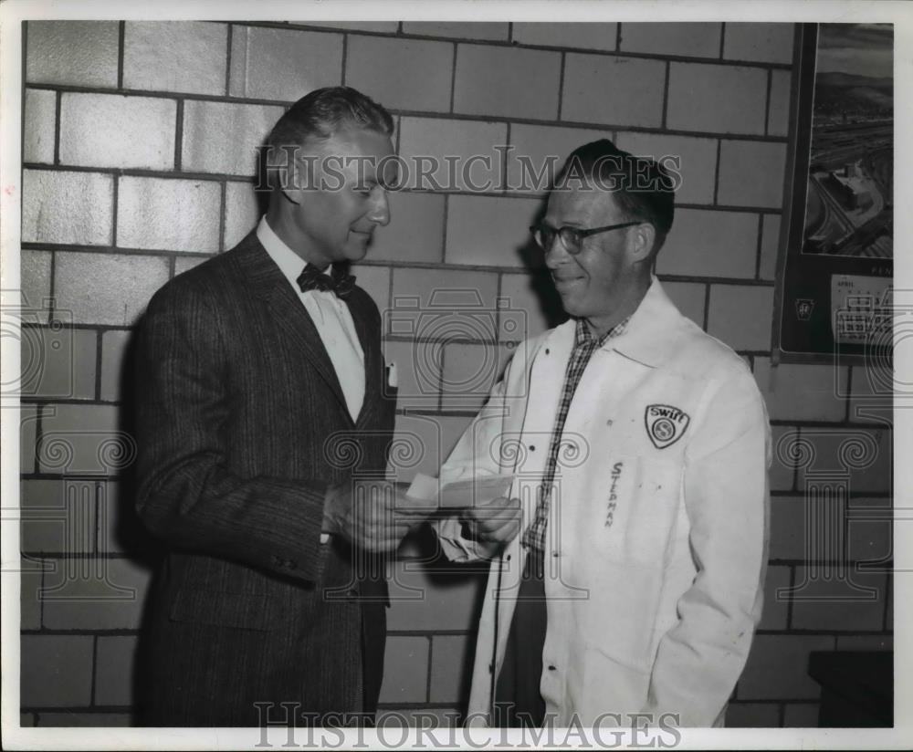 1958 Press Photo J. B. Watson &amp; H. H. Stedman of Swift &amp; Company - Historic Images