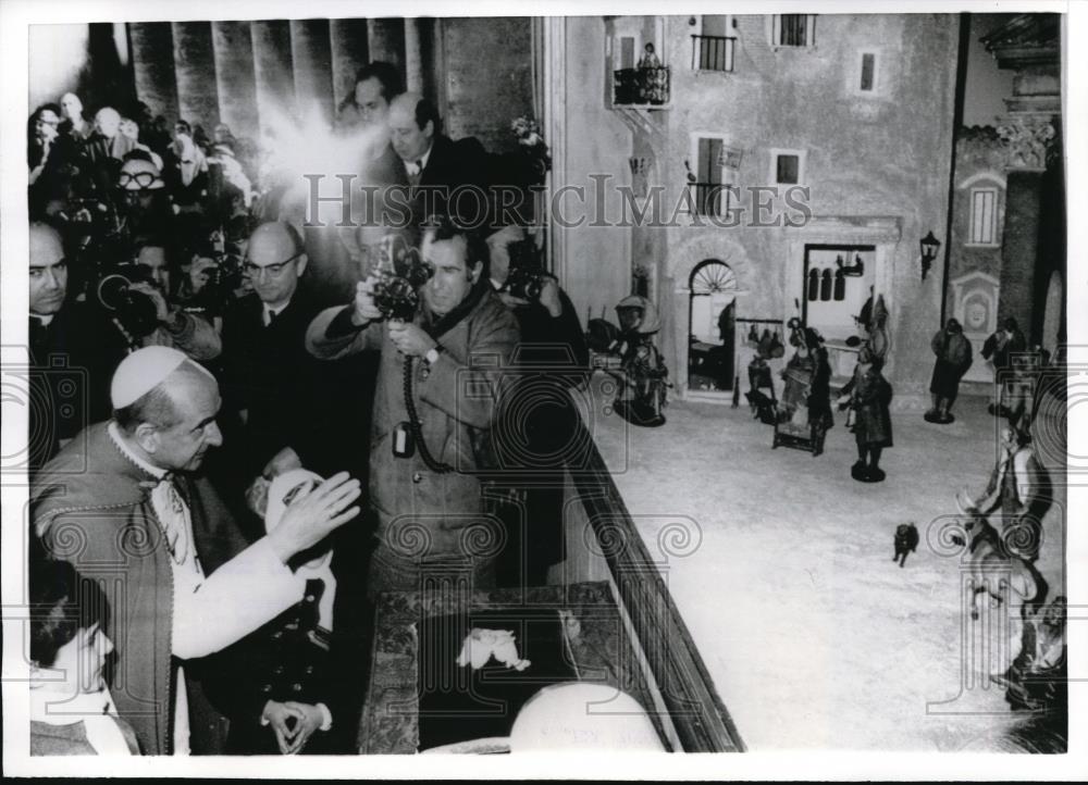 1969 Press Photo Pope Paul VI Blesses Nativity Scene Under Bernini, Vatican City - Historic Images