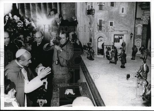 1969 Press Photo Pope Paul VI Blesses Nativity Scene Under Bernini, Vatican City - Historic Images