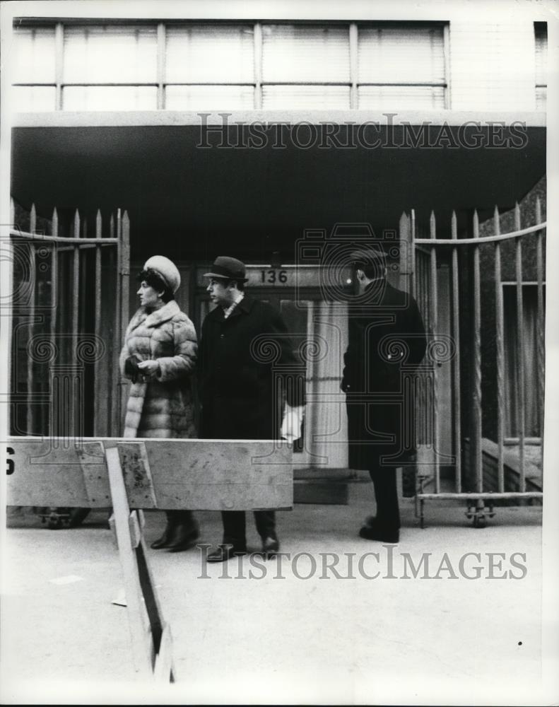 1971 Press Photo Couple Leaving Russian Mission to the UN - Historic Images