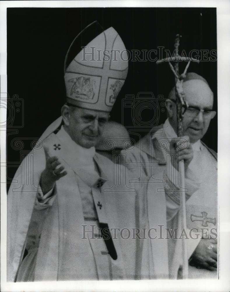 1973 Press Photo Pope Paul VI imparts Easter Sunday blessing at St. Peter - Historic Images