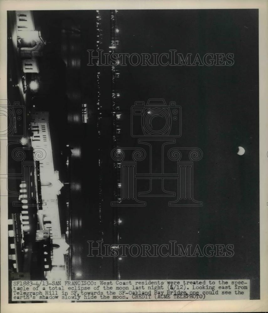 1949 Press Photo Total Lunar / Moon Eclipse at San Francisco Oakland Bay Bridge - Historic Images