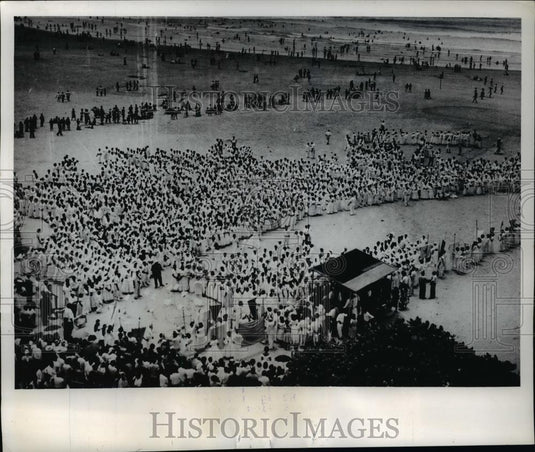1962 Press Photo Rio De Janeiro Brazil White clad Macumba worshippers assemble - Historic Images