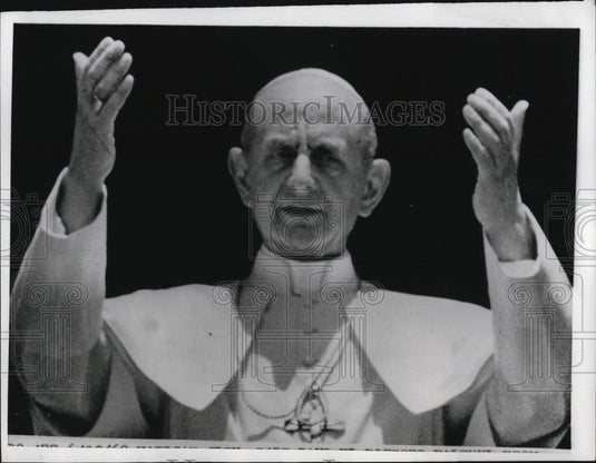 1968 Press Photo Pope Paul VI blesses the faithful from St. Peters Sqaure - Historic Images