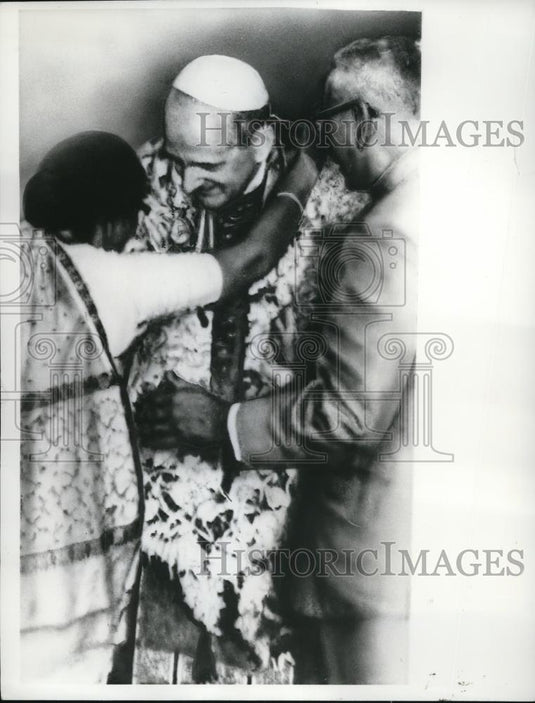 1964 Press Photo Indira Gandhi greets Pope Paul VI on his arrival - Historic Images