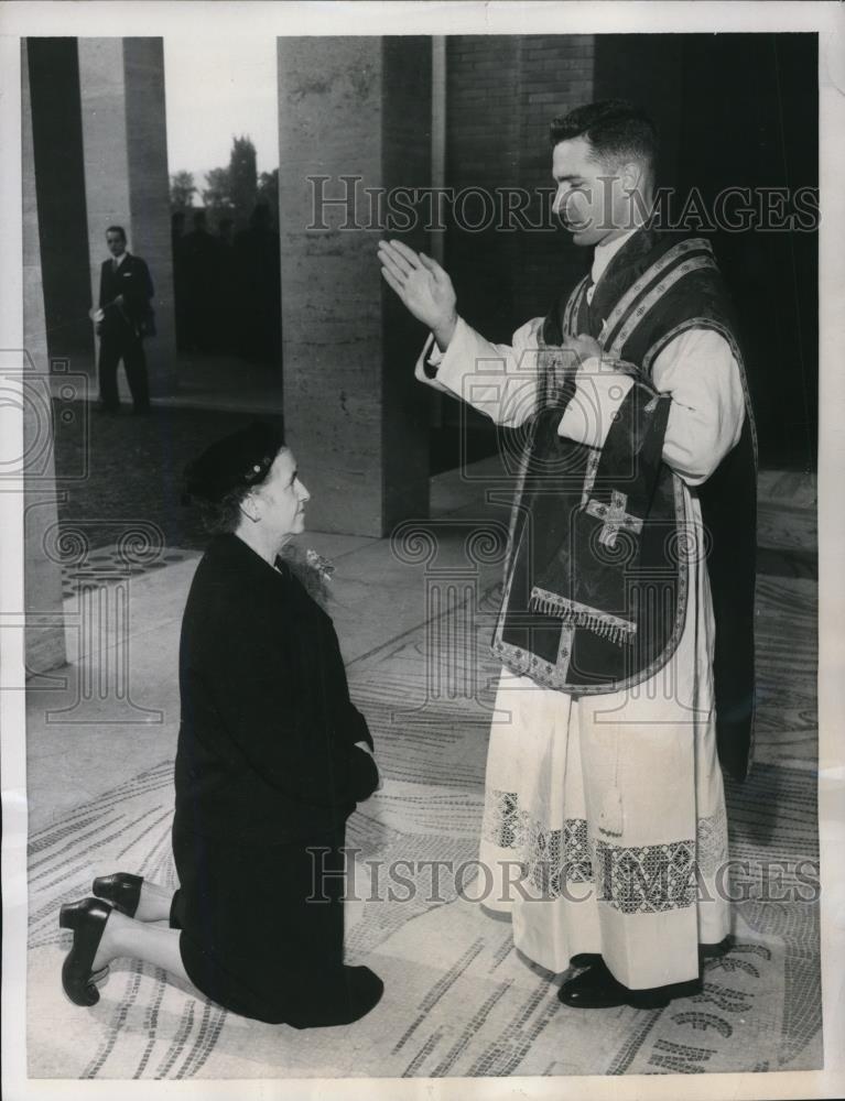 1956 Press Photo Reverend John Wakeman Blesses His Mother Following Ordination - Historic Images