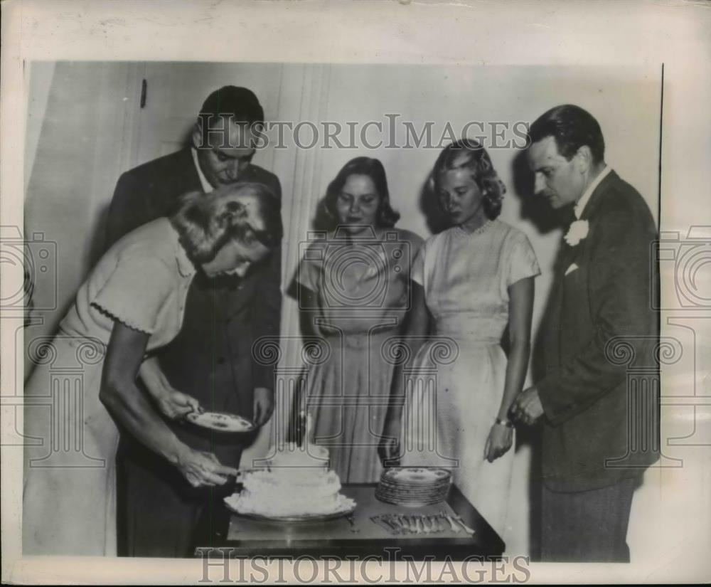 1948 Press Photo Mr. and Mrs. Winthrop Rockefeller cut their Wedding Cake - Historic Images