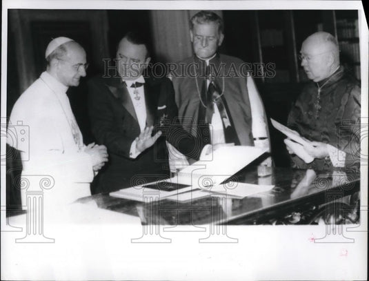 1963 Press Photo Thomas BAegan explain N.Y. Fair Album to Pope Paul VI - Historic Images