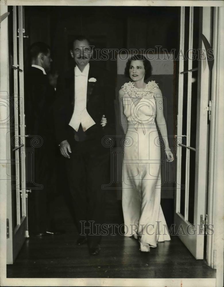 1932 Press Photo Newell Tilton &amp; Mrs Markoe Robinson at Victory Ball in NY - Historic Images