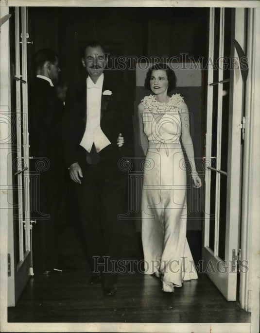 1932 Press Photo Newell Tilton & Mrs Markoe Robinson at Victory Ball in NY - Historic Images