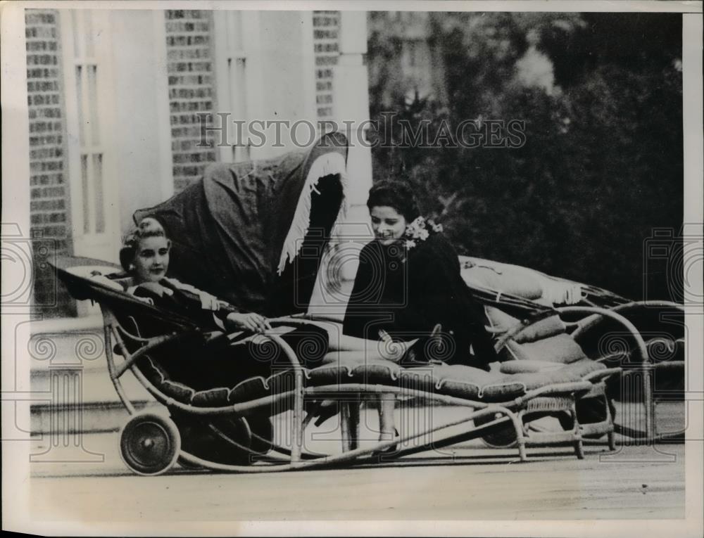 1938 Press Photo Countess Haugwitz-Reventlow resting with a companion - Historic Images