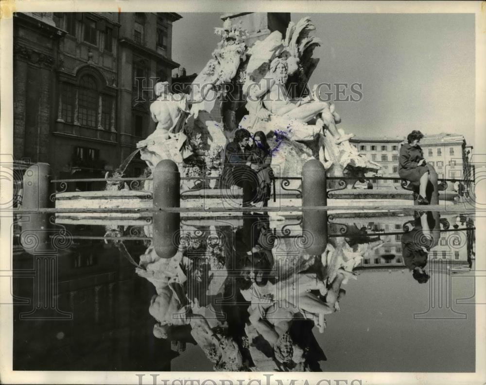 1971 Press Photo Rome Italy young lovers at the Bernini fountain in Piazza - Historic Images