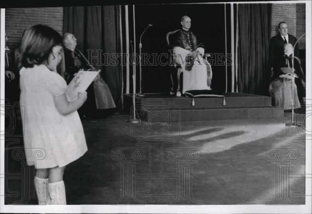 1968 Press Photo Cinza Bruni waits to present her gift to Pope Paul VI - Historic Images