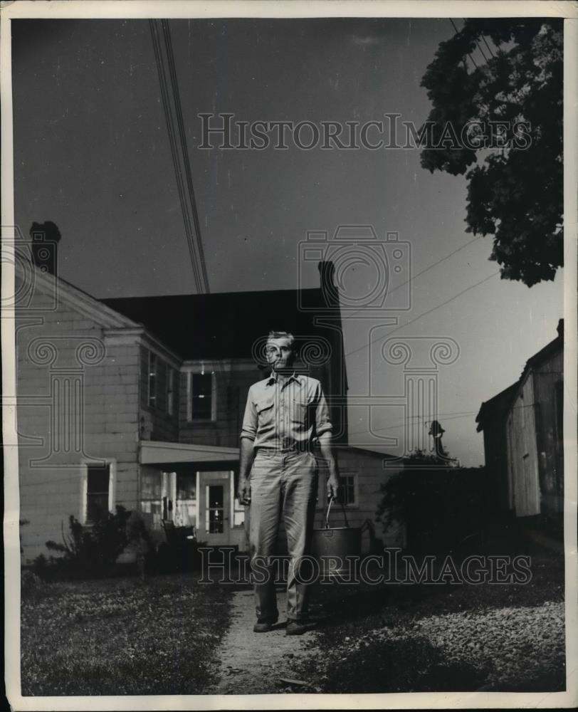 1949 Press Photo Farmer Jim Hamilton&#39;s early morning he will do the farming - Historic Images