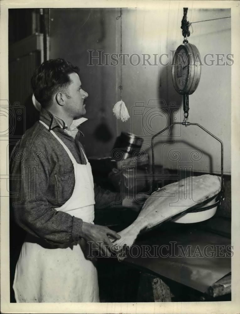 1936 Press Photo Weighing a Big Fish - Historic Images