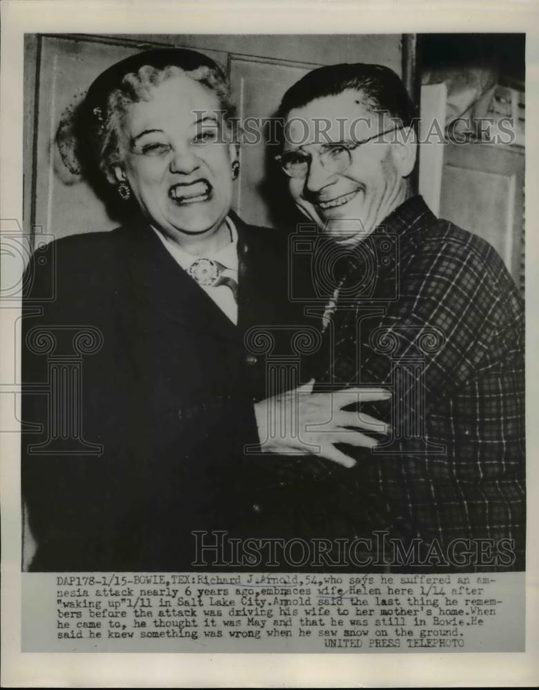 1954 Press Photo Richard Arnold Embraces His Wife After 6-Years Of Amnesia - Historic Images