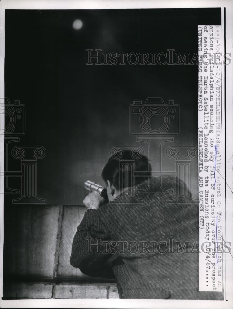 1957 Press Photo Satellite Patrol On The Moon Watch Has Philadelphian Looking - Historic Images