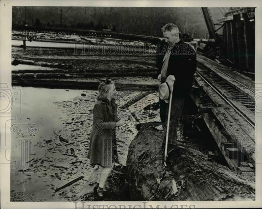 1940 Press Photo Dorothy Hobson with Otto Ganten, lumberjack - Historic Images