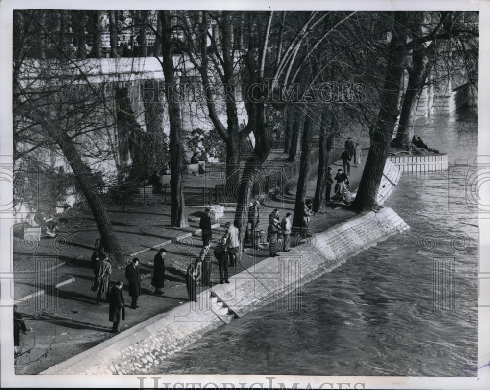 1958 Press Photo Parisians Gather Along Seine River Banks During Winter, France - Historic Images