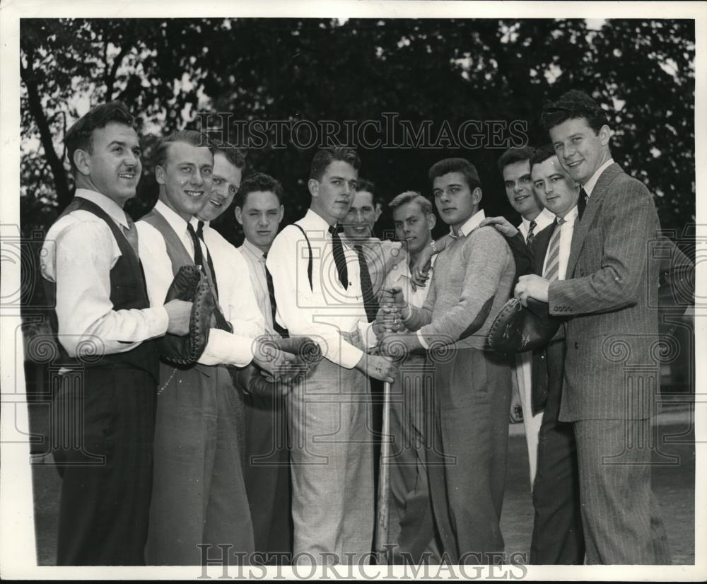 1941 Press Photo Army Flying Cadets at Fort Hayes Columbus time off for baseball - Historic Images