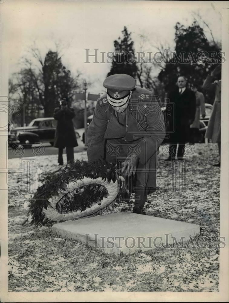 1947 Press Photo Alexander Of Tunis Places Wreath At The Grave Of Sir John Dill - Historic Images