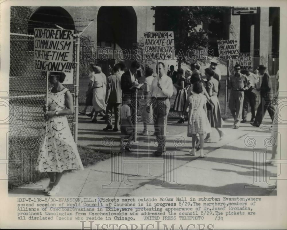 1954 Press Photo Evanston Ill Pickets march outside McGaw Hall where 2nd - Historic Images