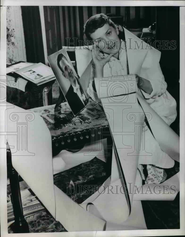 1952 Press Photo Chicago Mrs Evelyn Szozypka sent her husband PFC Edward - Historic Images