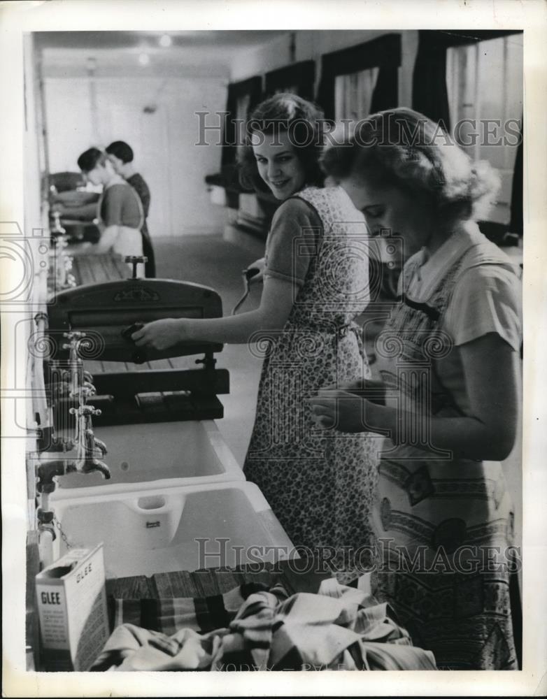 1942 Press Photo A Well Equipped Hotel Laundry Room - Historic Images