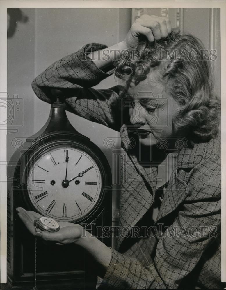 1938 Press Photo Myra Weldon Holds A Clock That Shows Time In 6 Different Places - Historic Images